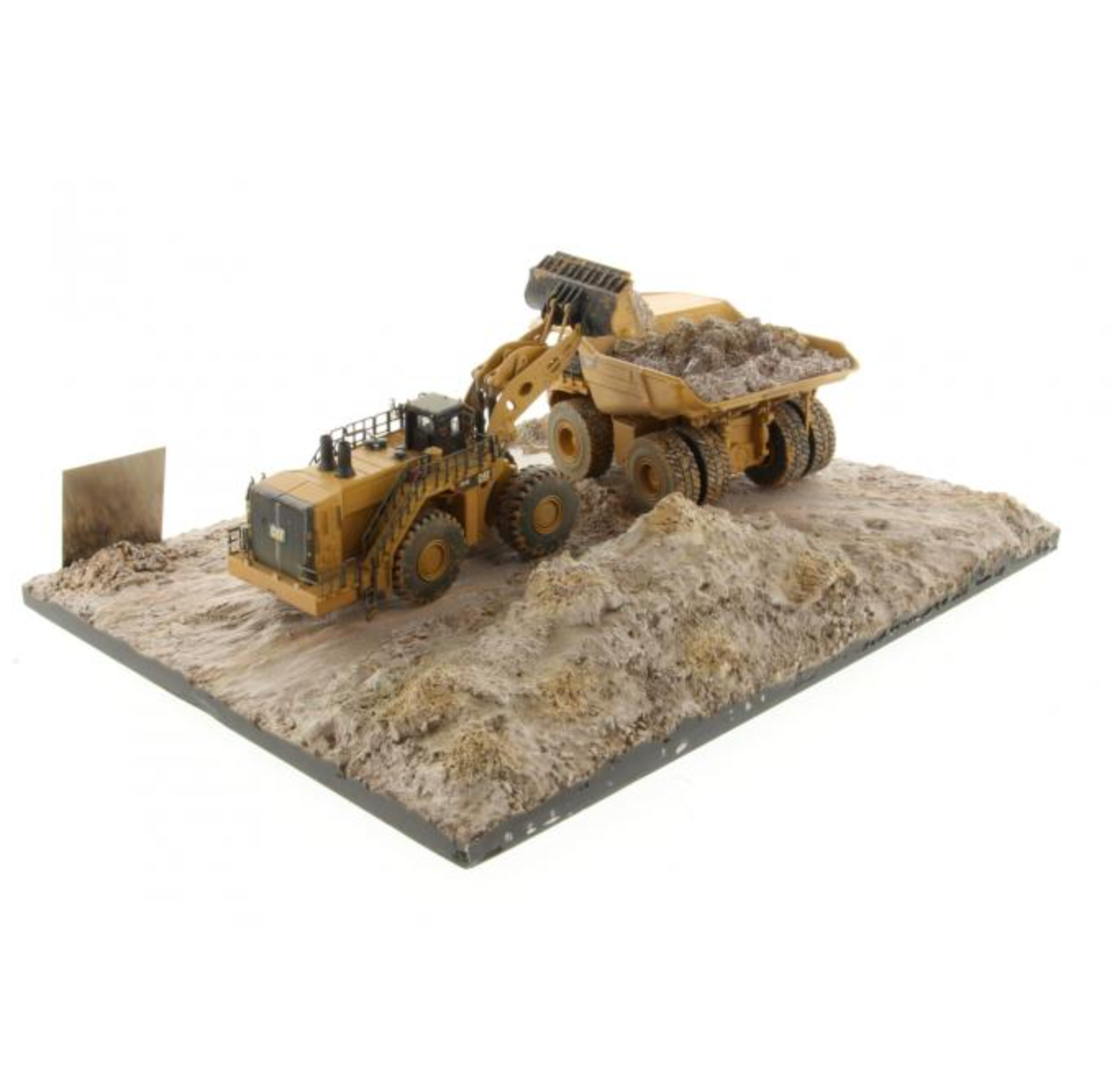 Diecast Masters 85762 - Cat 797 Truck + CAT 994K Loader & Diorama Weathered Series - Scale 1:50 LIMITED EDTION