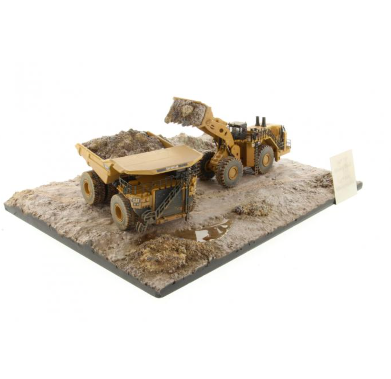 Diecast Masters 85762 - Cat 797 Truck + CAT 994K Loader & Diorama Weathered Series - Scale 1:50 LIMITED EDTION