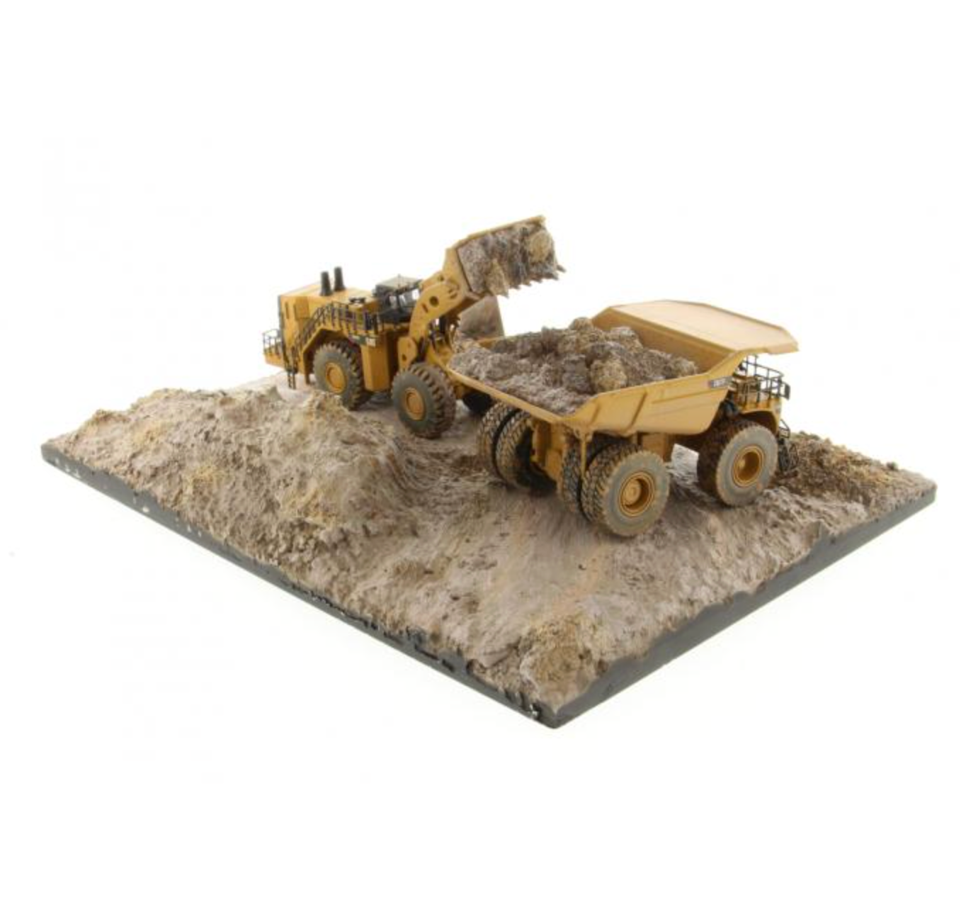 Diecast Masters 85762 - Cat 797 Truck + CAT 994K Loader & Diorama Weathered Series - Scale 1:50 LIMITED EDTION