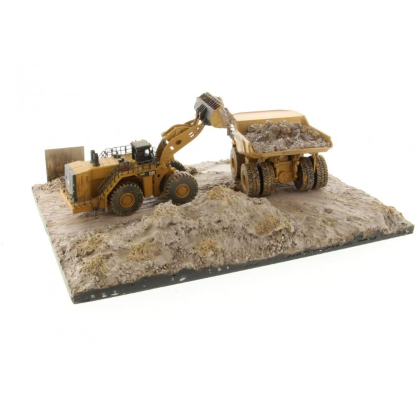 Diecast Masters 85762 - Cat 797 Truck + CAT 994K Loader & Diorama Weathered Series - Scale 1:50 LIMITED EDTION